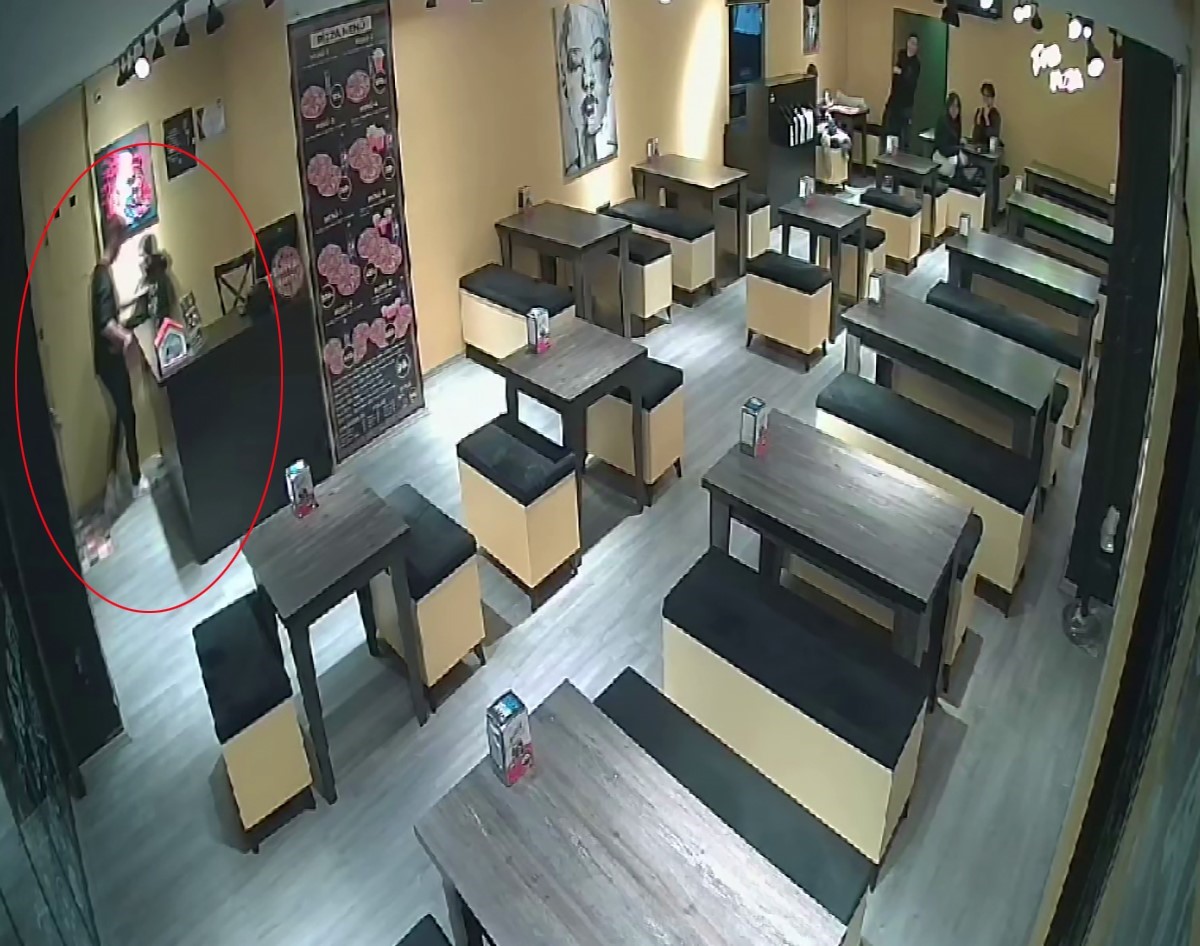 Restoranın kasasından para &ccedil;almaya &ccedil;alışan &ccedil;ocuk son anda yakalandı
