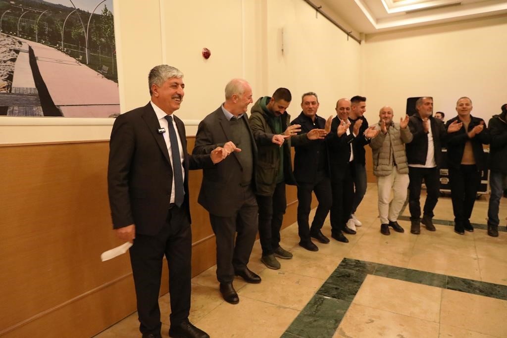 İş&ccedil;iler, toplu iş s&ouml;zleşmesini Belediye Başkanı ile halay &ccedil;ekerek kutladı
