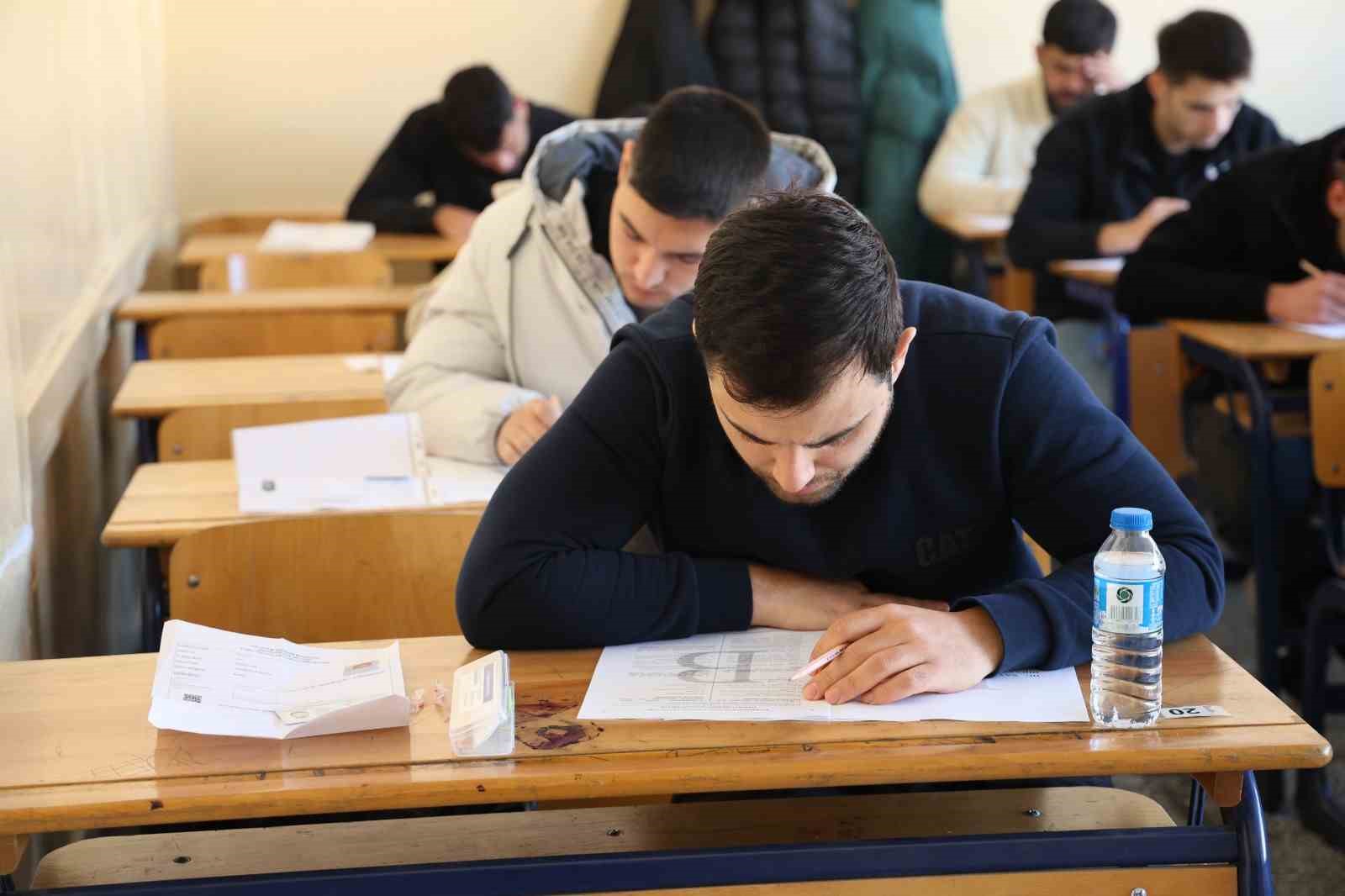 İtfaiye eri adayları zorlu parkurlarda yarışıyor
