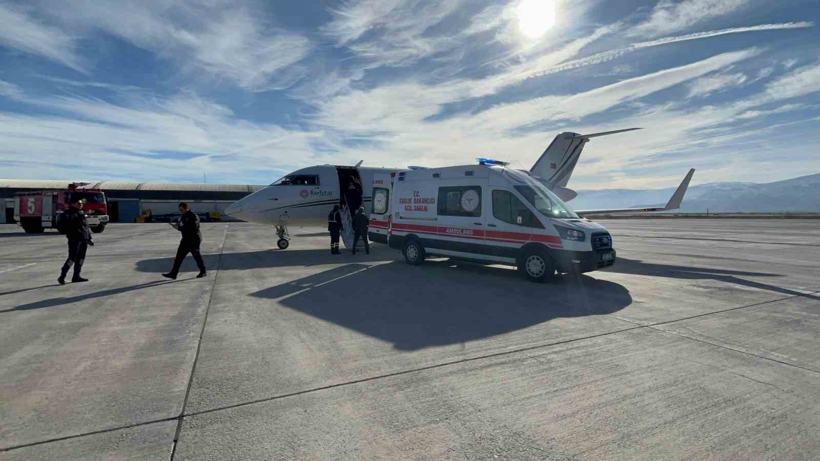 Muş&rsquo;ta kalp rahatsızlığı olan bebek i&ccedil;in ambulans u&ccedil;ak havalandı
