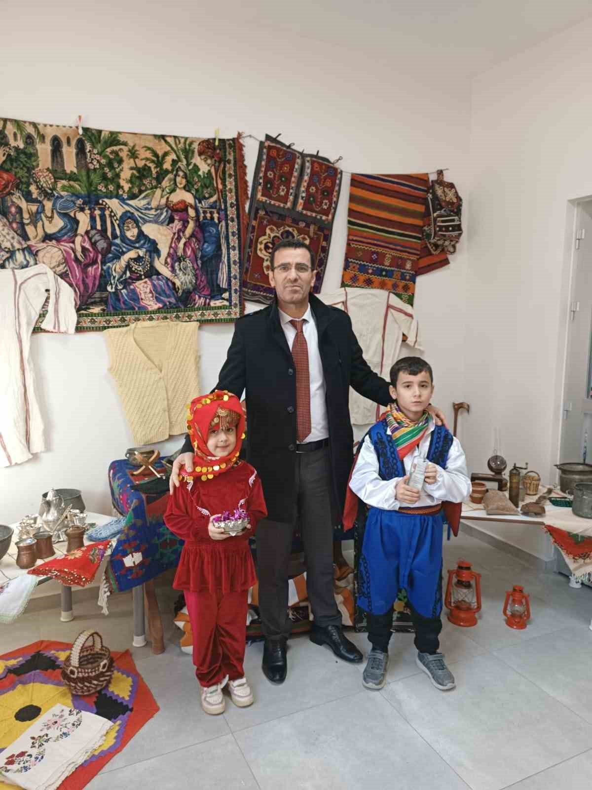 İlkokul &ouml;ğrencileri geleneklere uygun Yerli Malı Haftası&rsquo;nı kutladı
