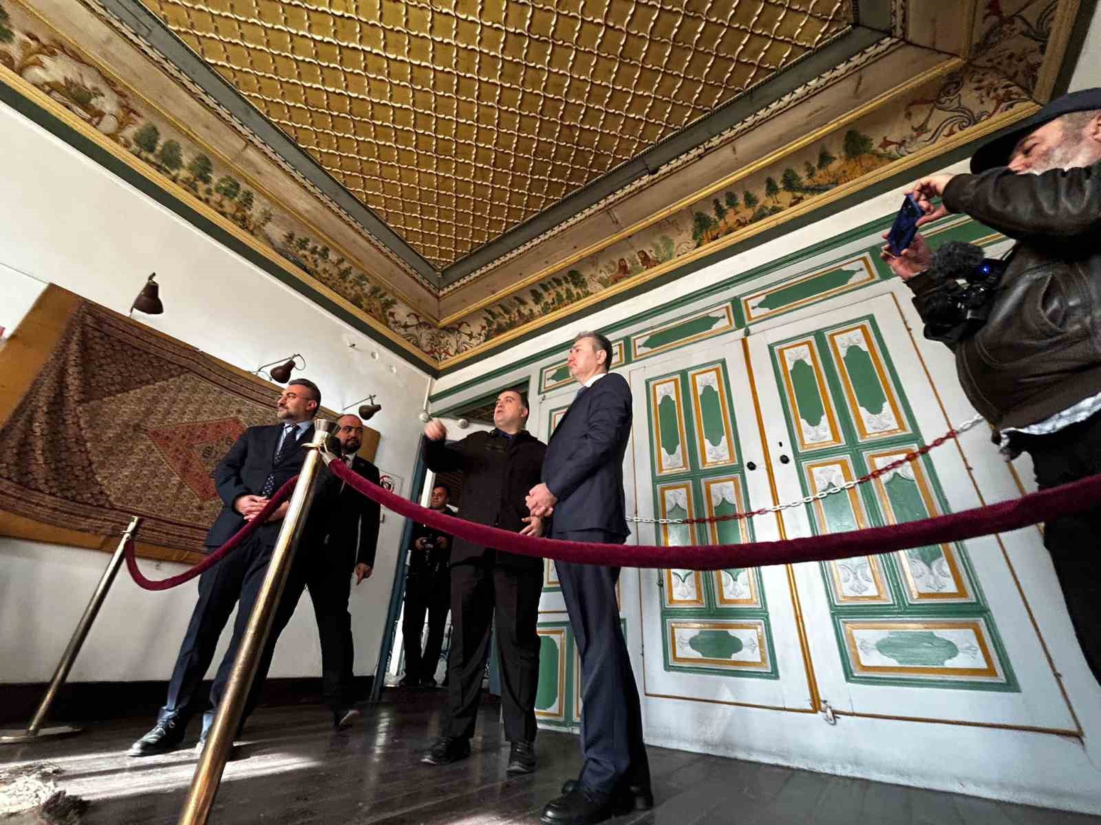 Kazakistan B&uuml;y&uuml;kel&ccedil;isi Yozgat M&uuml;zesi&rsquo;ndeki tavan işlemelerine hayran kaldı
