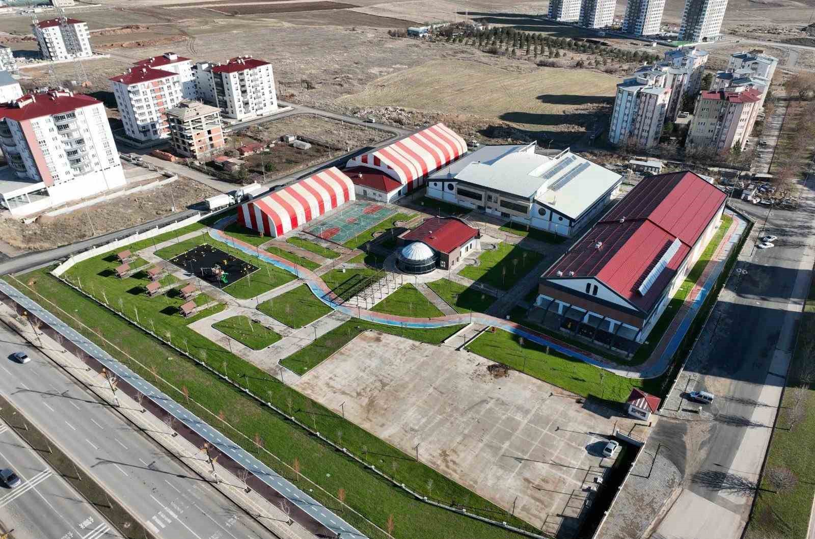 Sivas’ta yarı olimpik havuza cankurtaran alınacak