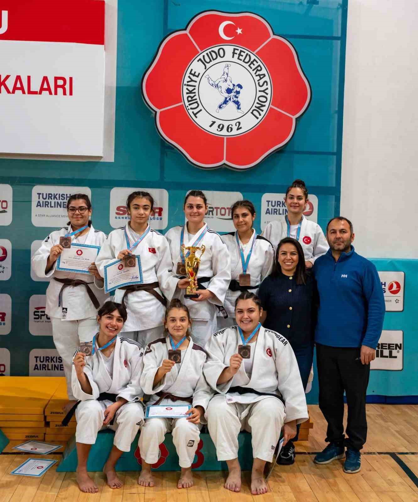 Salihli judoda S&uuml;per Lig&rsquo;e y&uuml;kseldi
