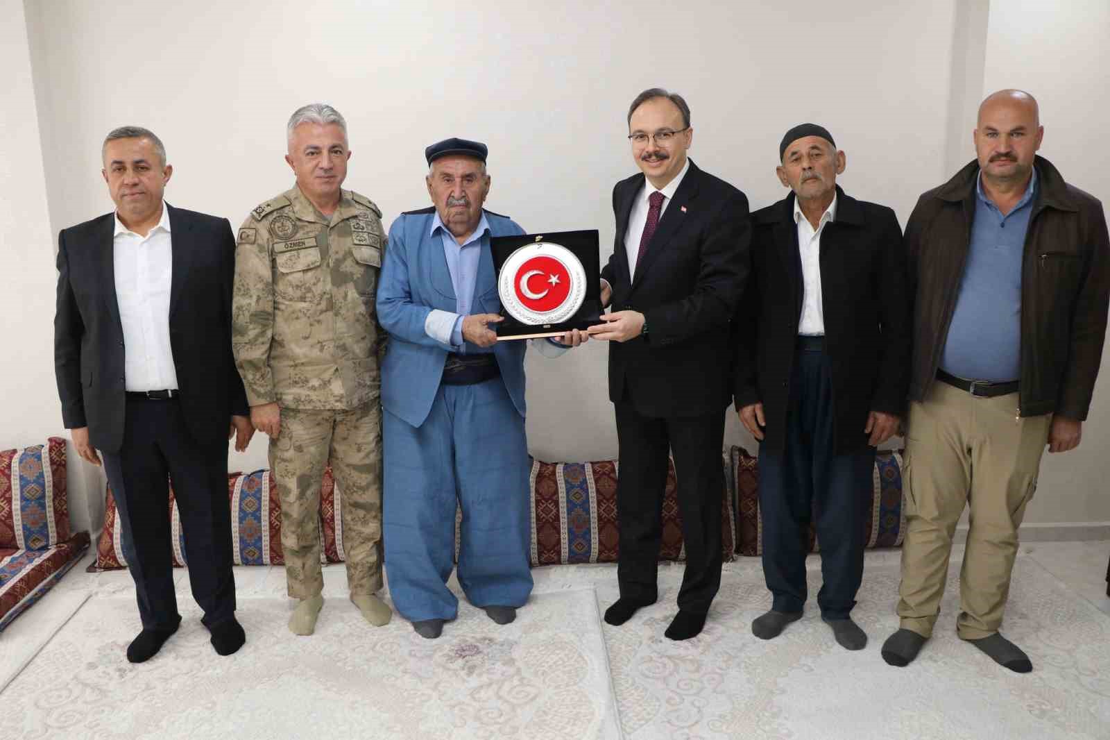 Vali Kızılkaya emekli g&uuml;venlik korucusu ile bir araya geldi
