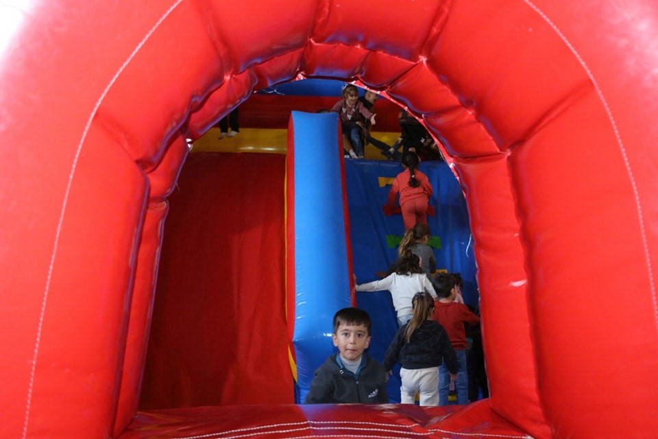 Minik &ouml;ğrenciler şişme oyun parkında doyasıya eğlendi
