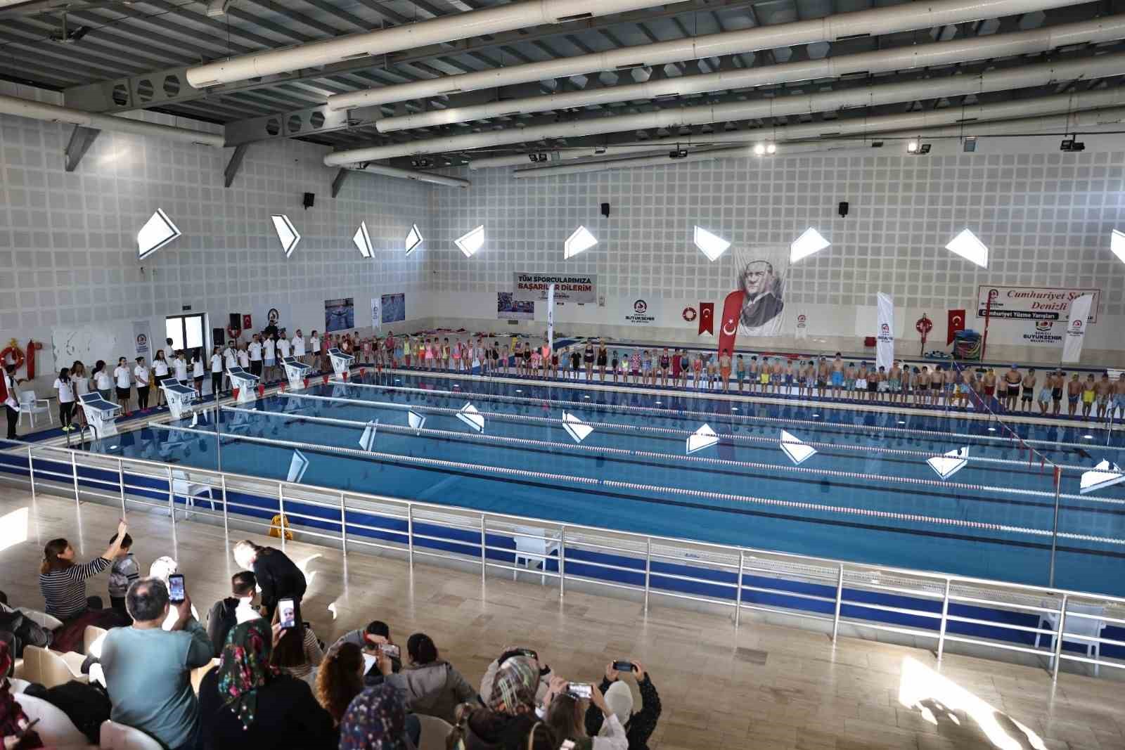 Denizli B&uuml;y&uuml;kşehir 150 sporcuyla y&uuml;zme şenliği d&uuml;zenlendi
