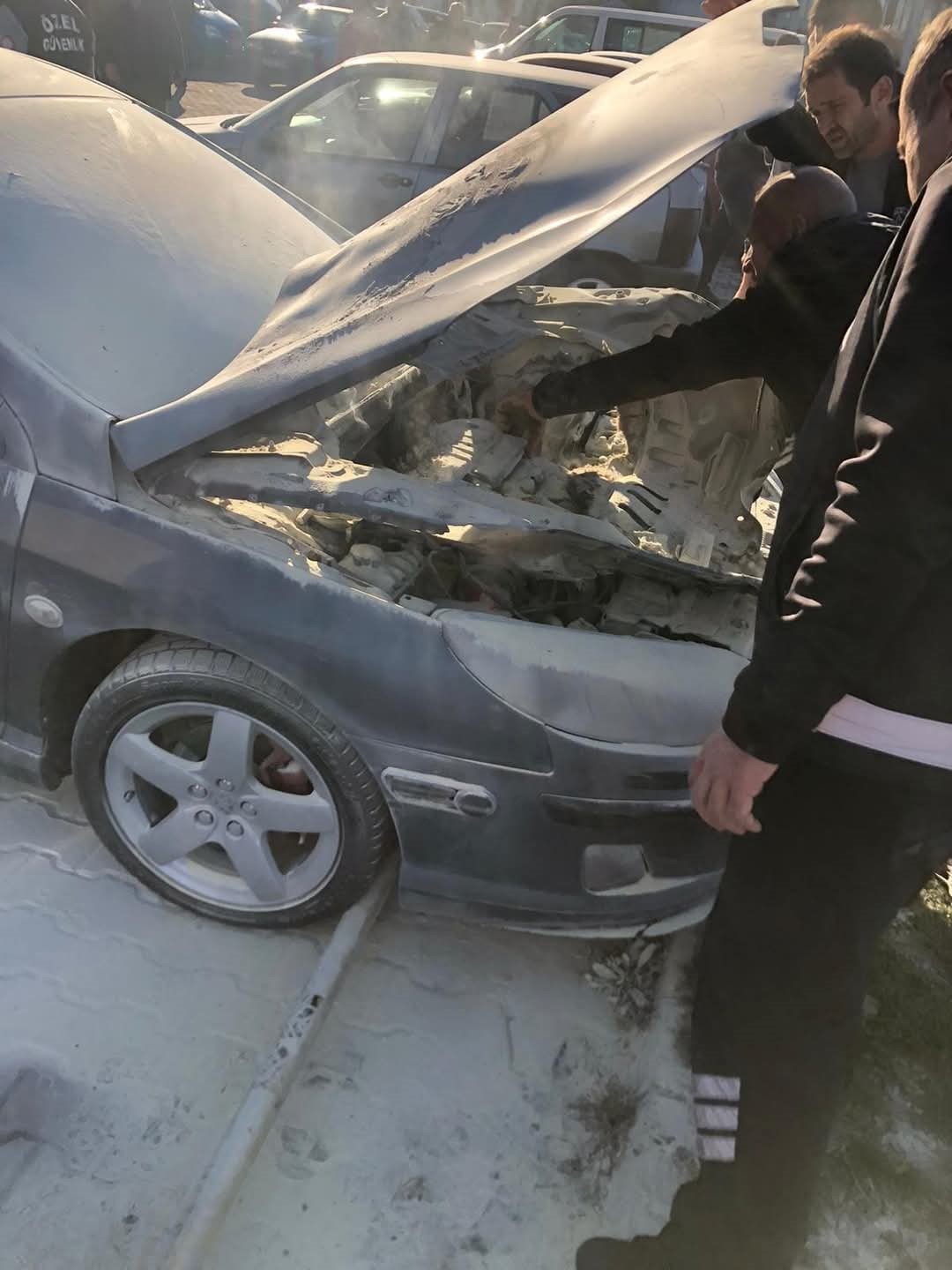 Hastane bah&ccedil;esinde park halindeki otomobil alev aldı
