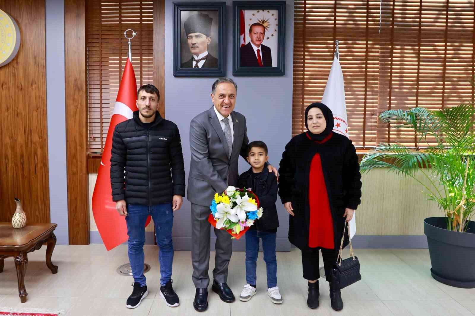 Vali Usta, minik Eymen ile bir araya geldi
