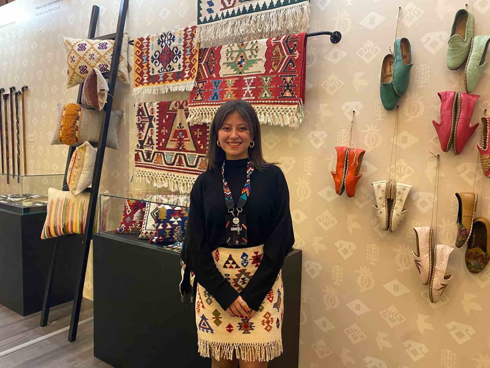 Yöresinin kilimlerini geleneksel motif ve modern tasarım ile buluşturuyor