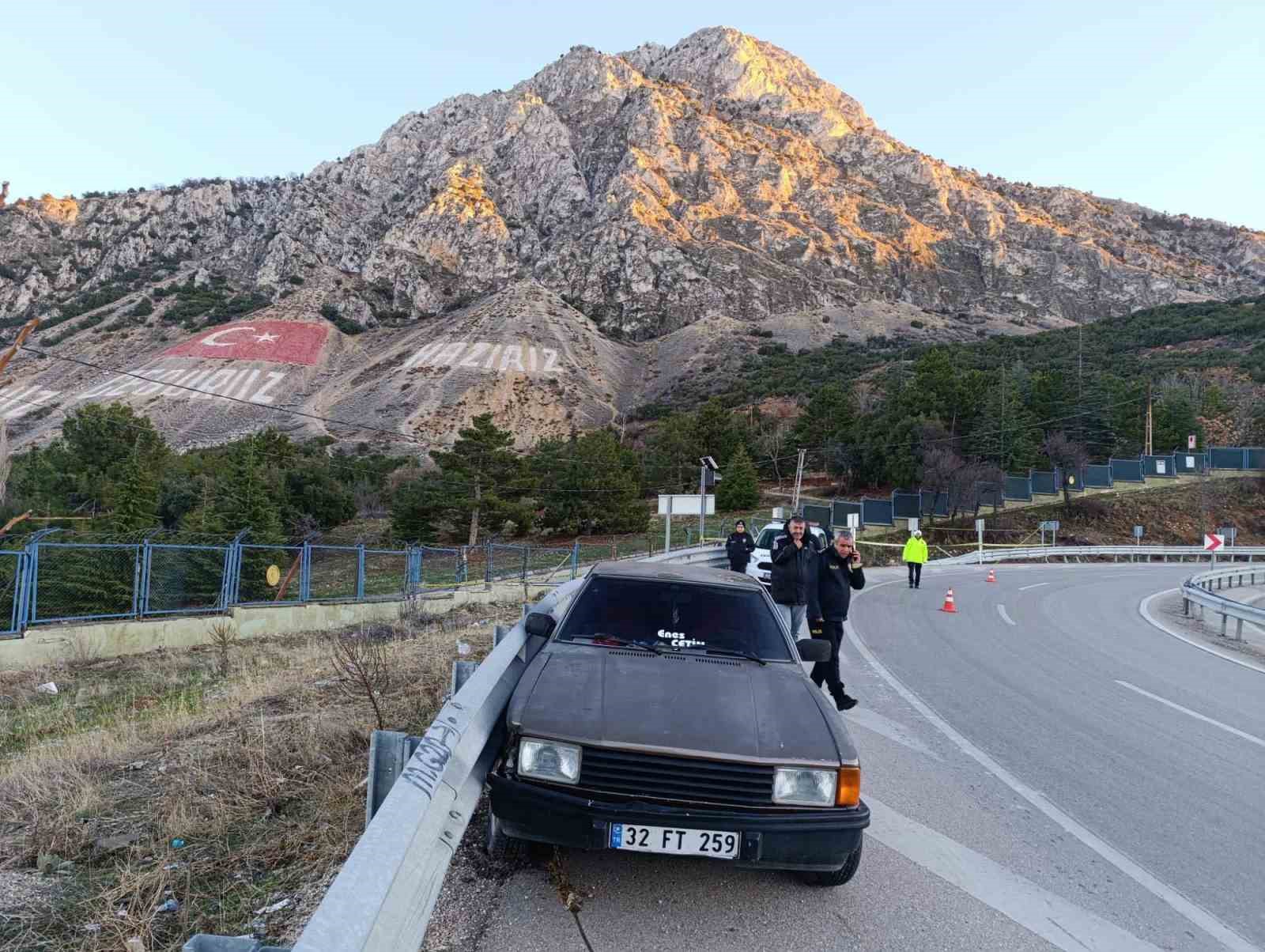 Isparta&rsquo;da kontrolden &ccedil;ıkan otomobil bariyerlere &ccedil;arptı: 1 yaralı

