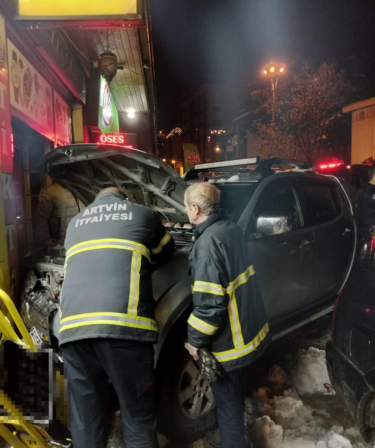 Artvin’de kontrolden çıkan kamyonet iş yerine girdi: 2 yaralı