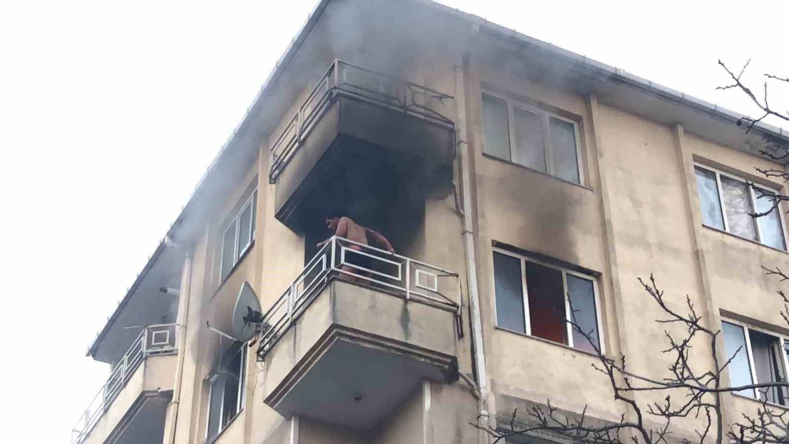 &Ccedil;orlu&rsquo;da apartman yangını: Balkonda mahsur kalan şahsı itfaiye kurtardı
