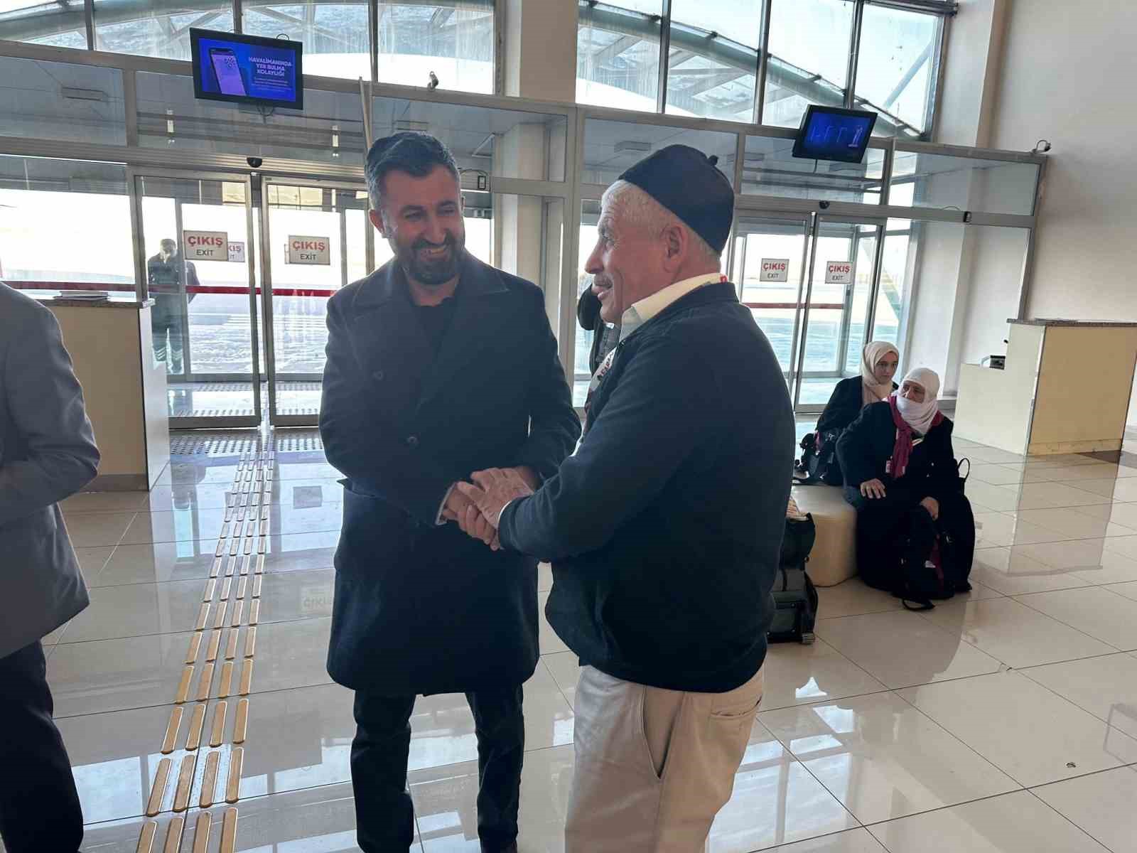AK Parti Ağrı İl Başkanı İlhami Yıldız, umre yolcularını uğurladı
