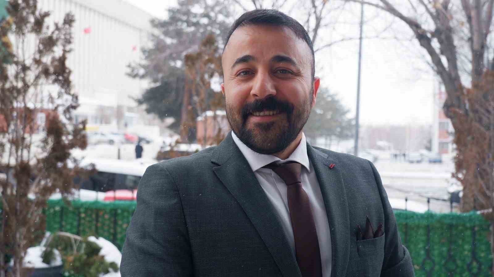 Çatılardaki dev buz sarkıtları tehlike oluşturuyor