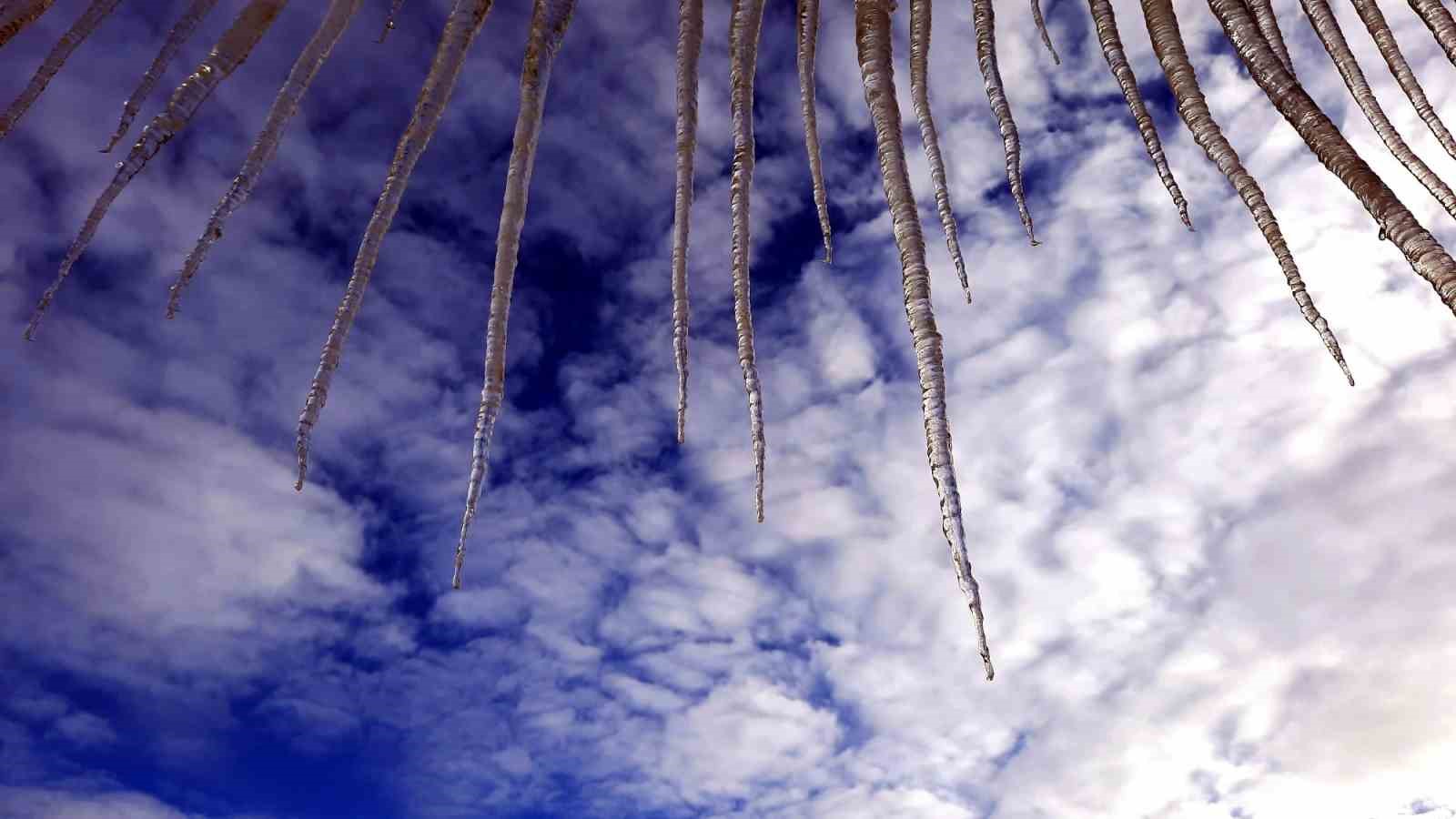 &Ccedil;atılardaki dev buz sarkıtları tehlike oluşturuyor
