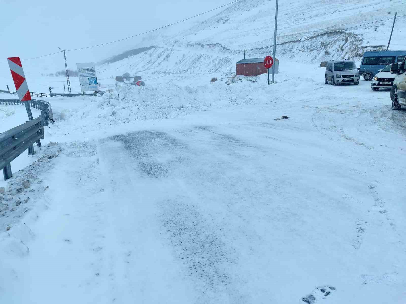 Ardahan’da iki kara yolu tipi ve fırtına nedeniyle ağır tonajlı araçlara kapatıldı