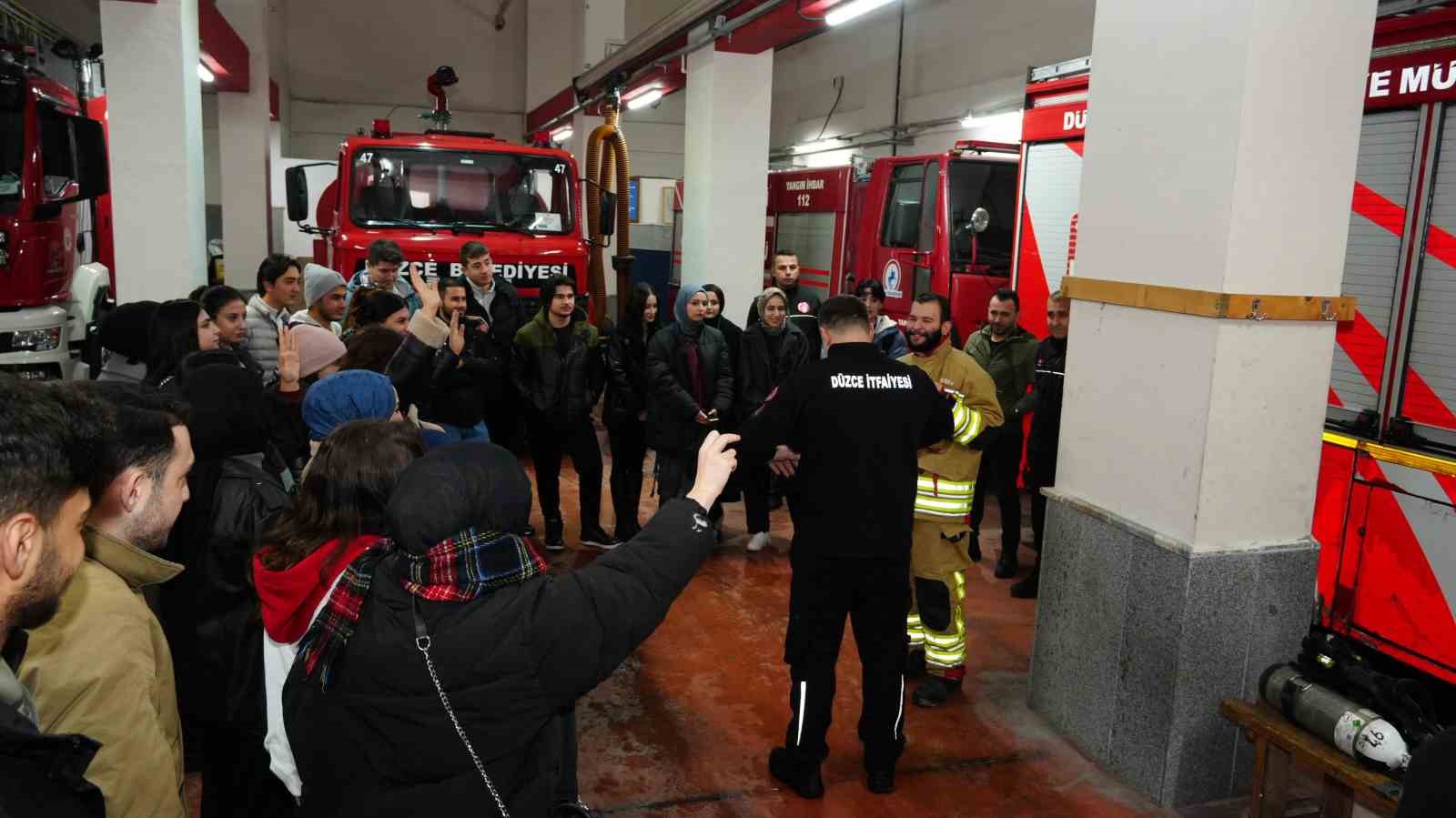 Üniversite öğrencilerine yangına müdahale eğitimi
