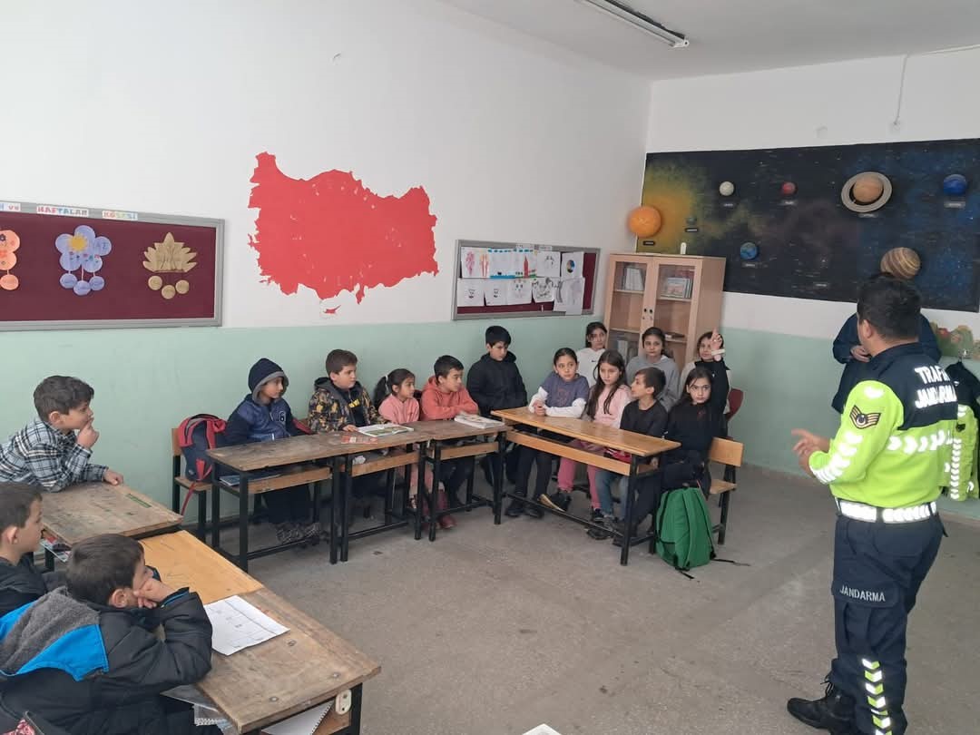 Jandarma ekipleri öğrencilere trafik eğitimi verdi