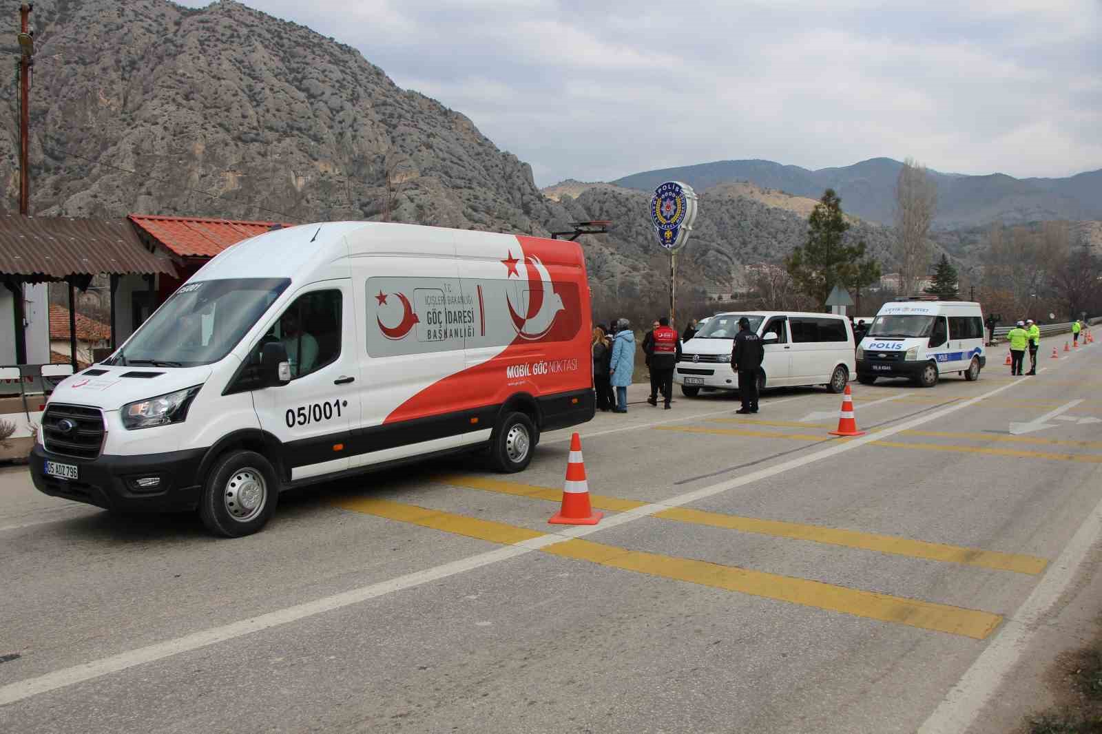 Amasya’da polisi görünce kaçan minibüsten 20 kaçak göçmen çıktı
