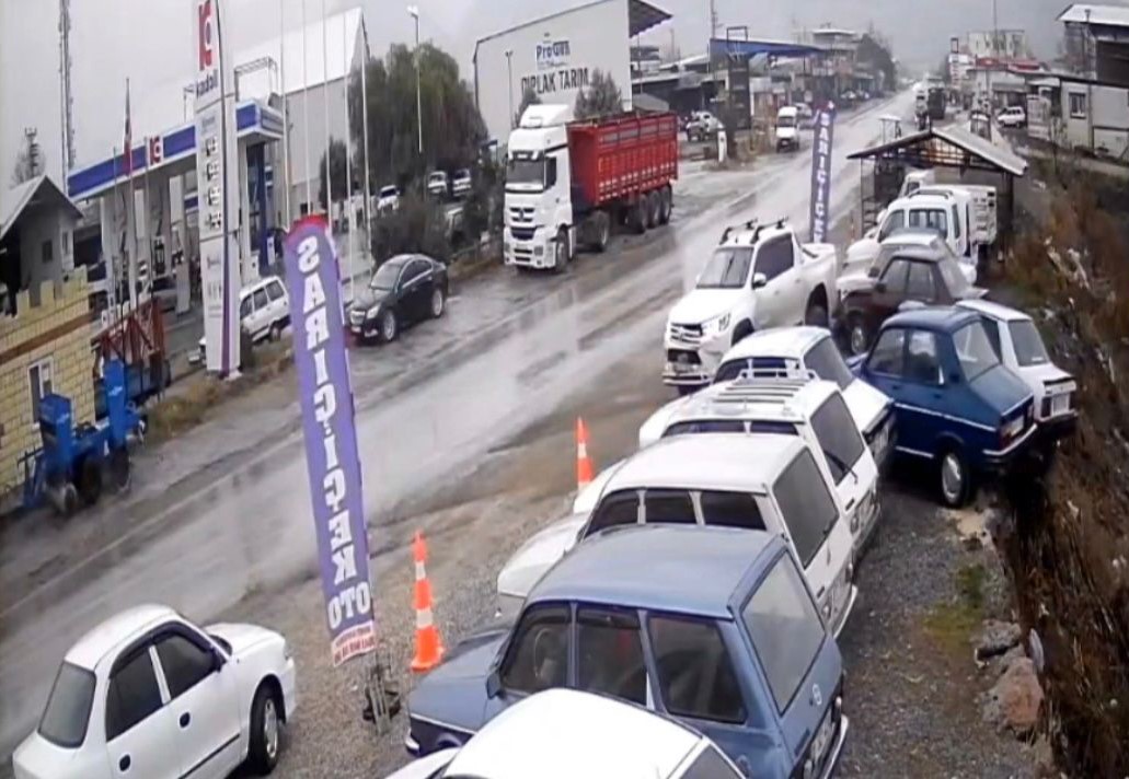 Osmaniye’de kontrolden çıkan pikap oto galerideki araçlara çarptı
