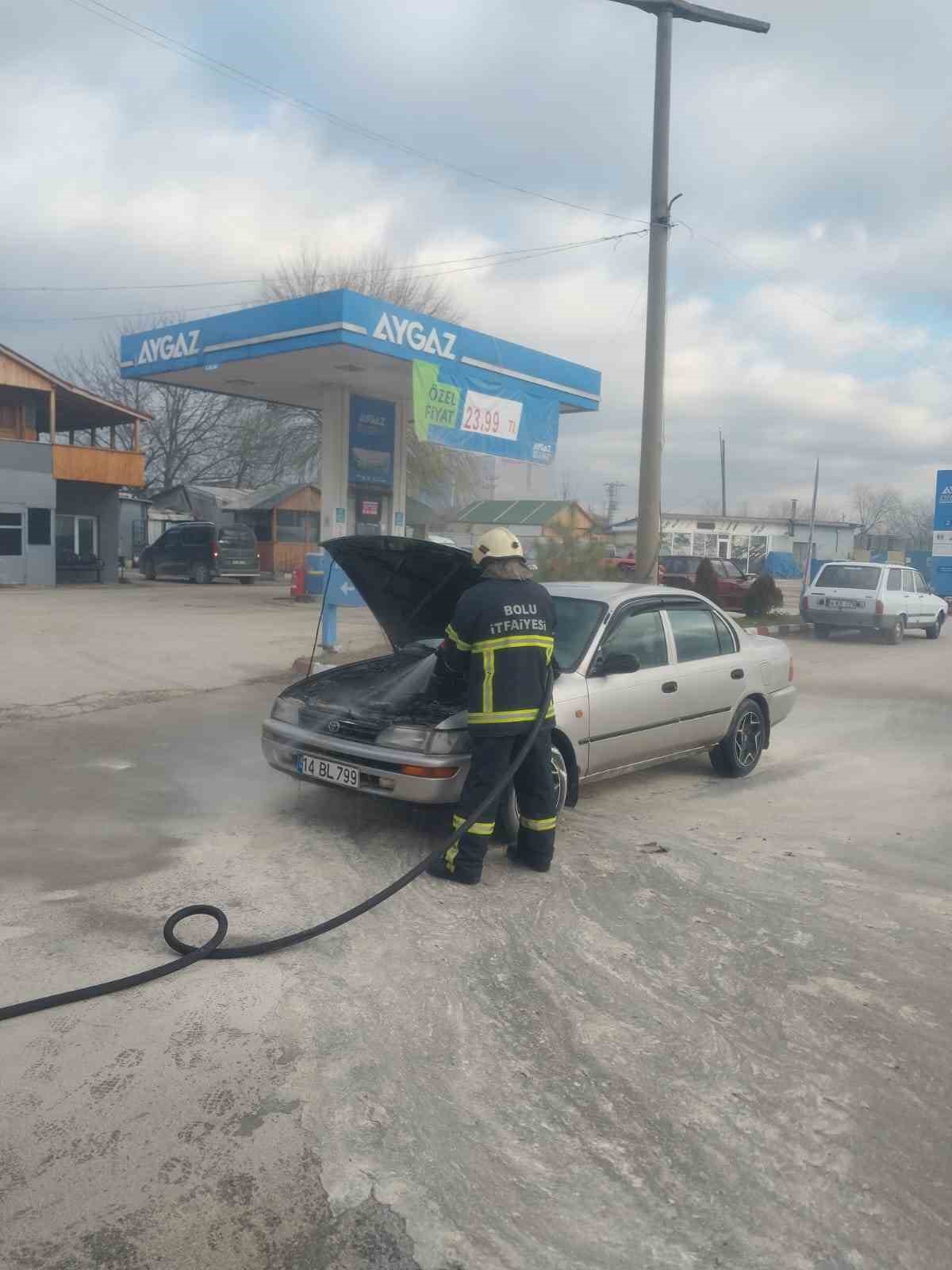 Otomobil motor kısmından alev aldı
