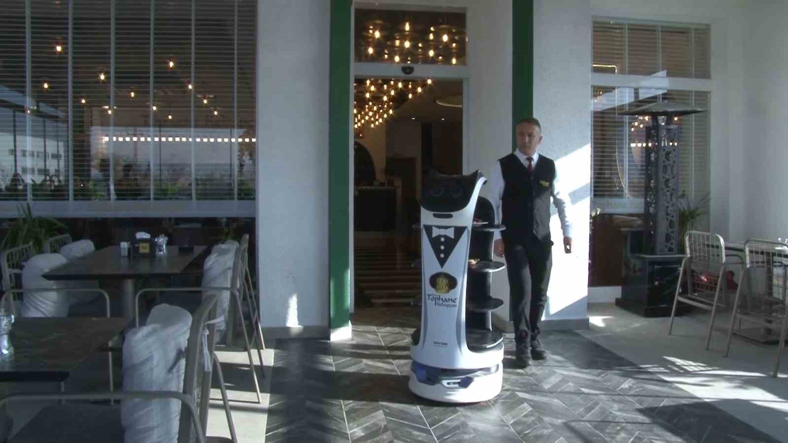 Bursa’da kebap salonunda garson robotlar çalışıyor
