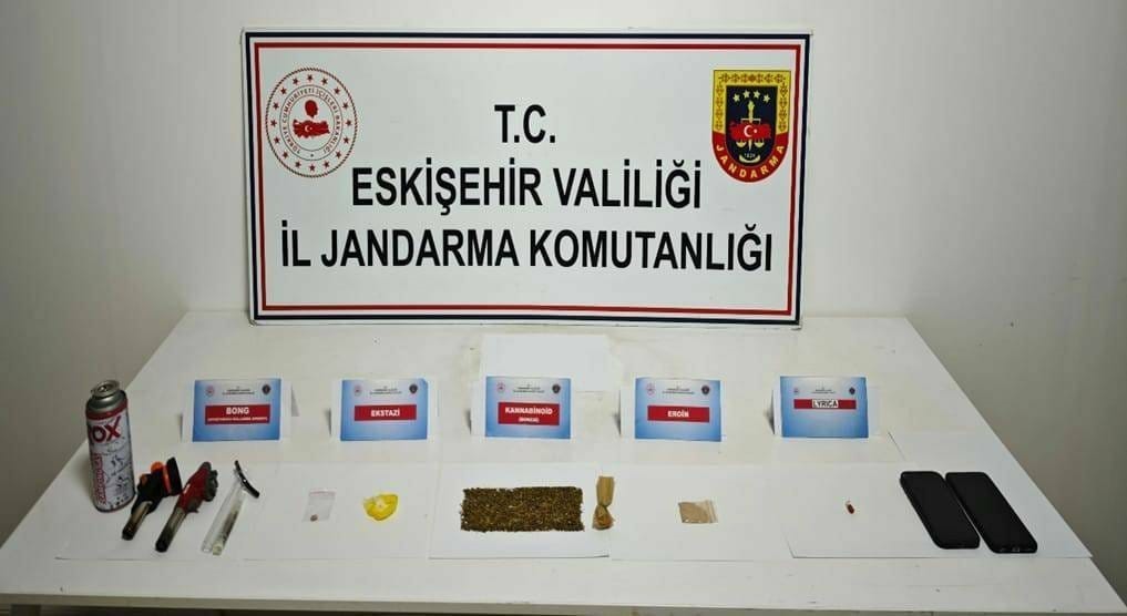 İstanbul’dan Eskişehir’e uyuşturucu madde getiren şahıslar yakalandı