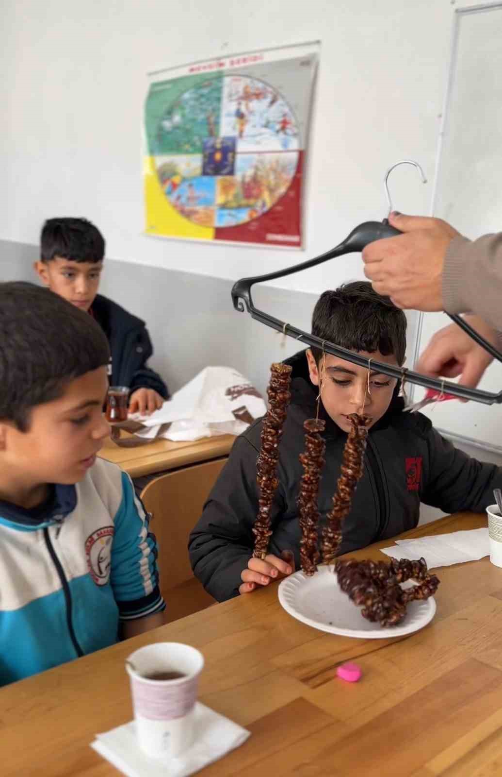 Öğrencileriyle birlikte orcik yaptı, sosyal medyada milyonlar izledi
