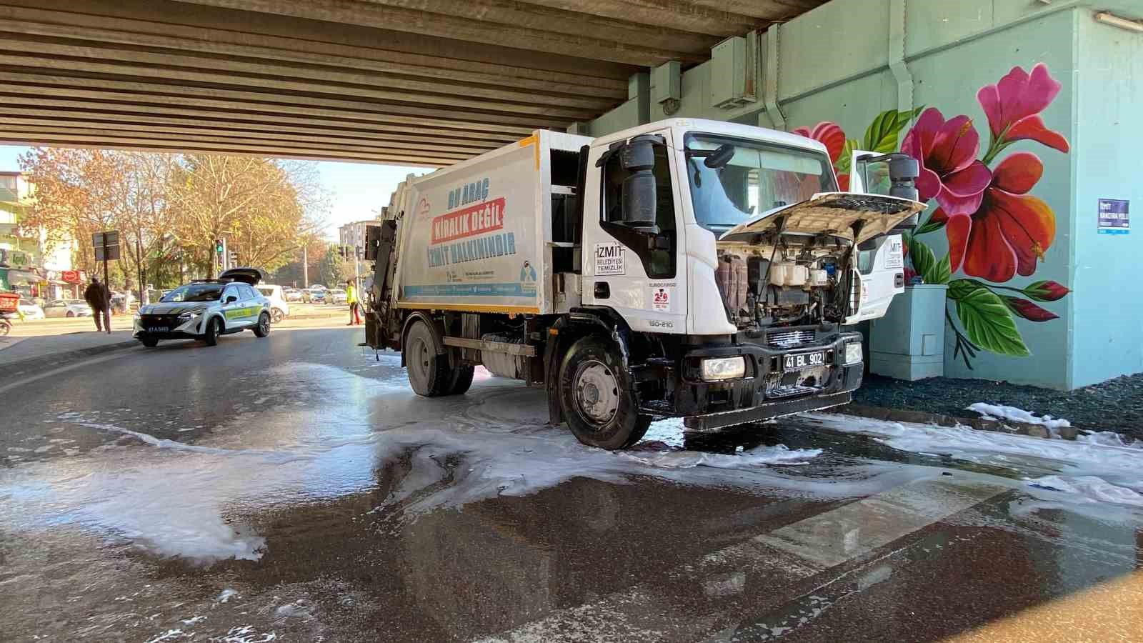 İzmit Belediyesi’nin çöp kamyonunda yangın çıktı
