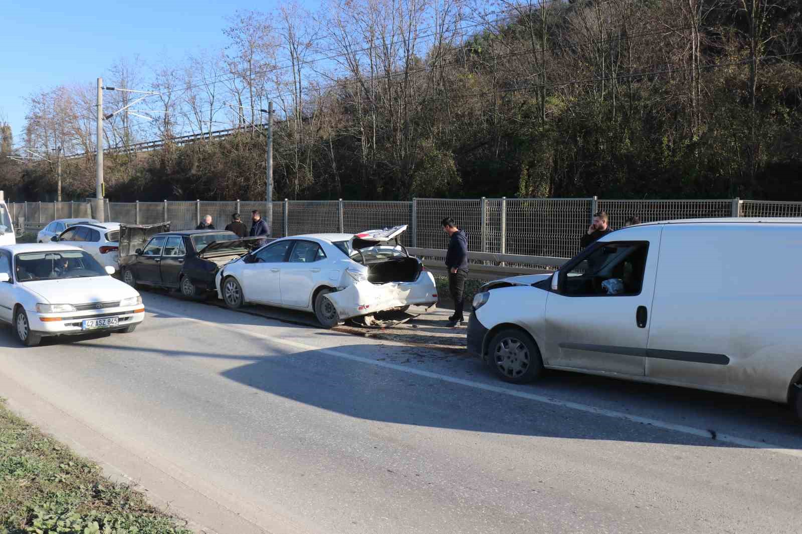 Sakarya’da 4 araçlı zincirleme kaza: Uzun araç kuyrukları oluştu