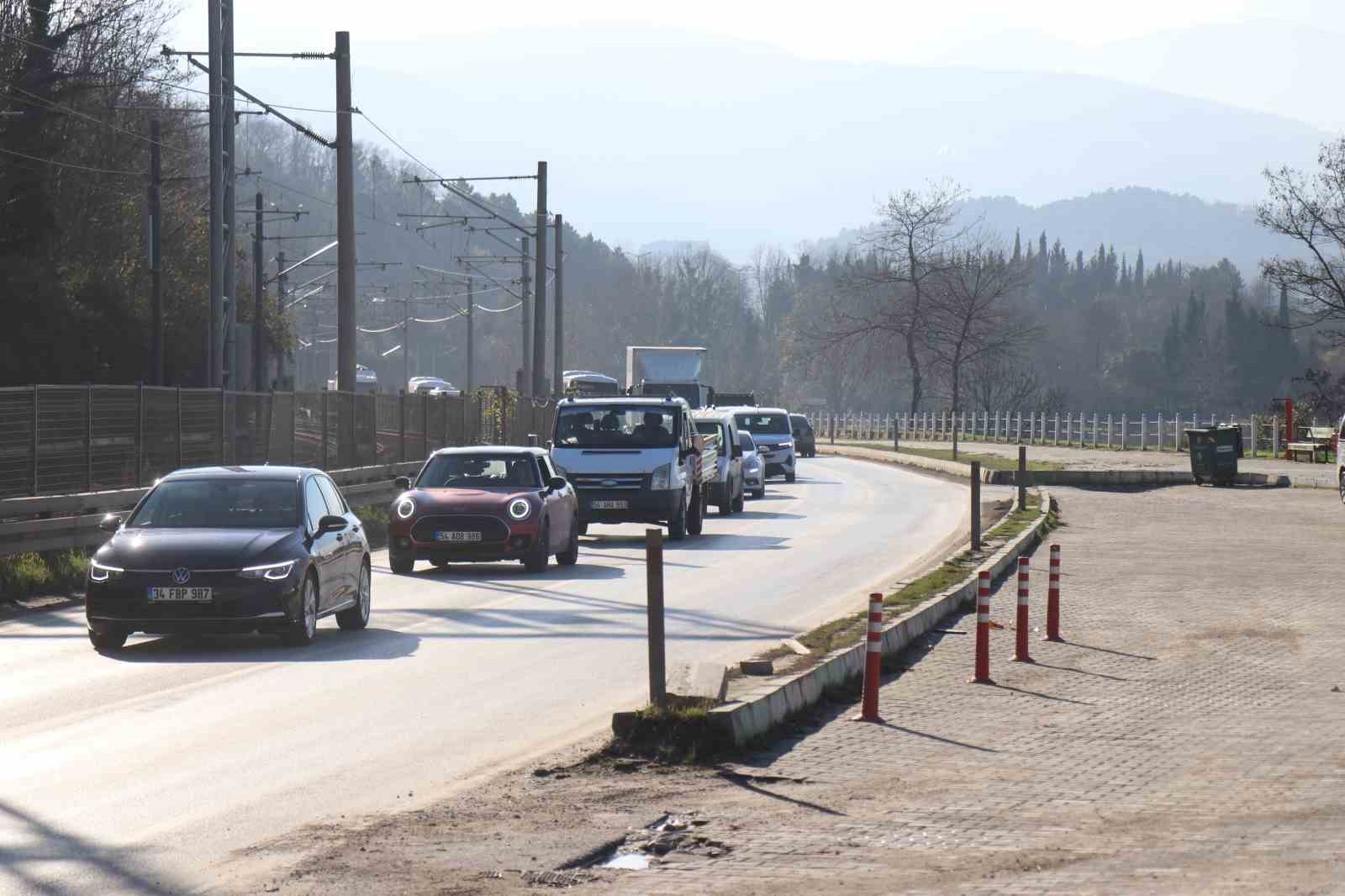 Sakarya’da 4 araçlı zincirleme kaza: Uzun araç kuyrukları oluştu
