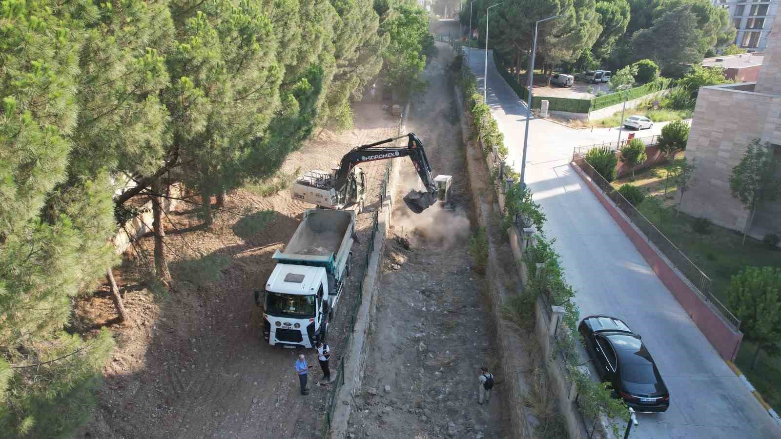 Taşkın riskine karşı dere yatakları temizleniyor
