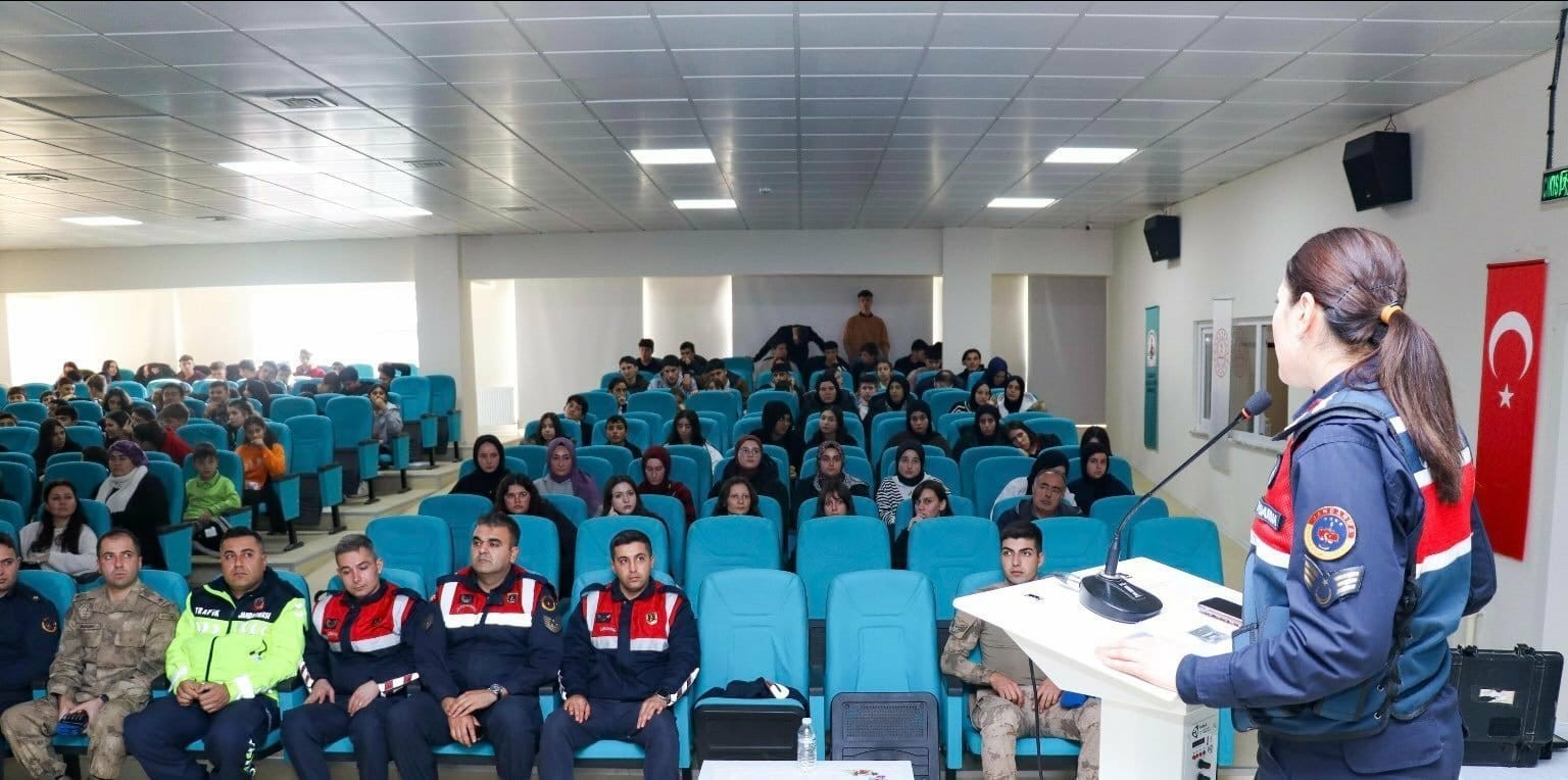 Jandarma ekiplerinden &ouml;ğrencilere eğitim
