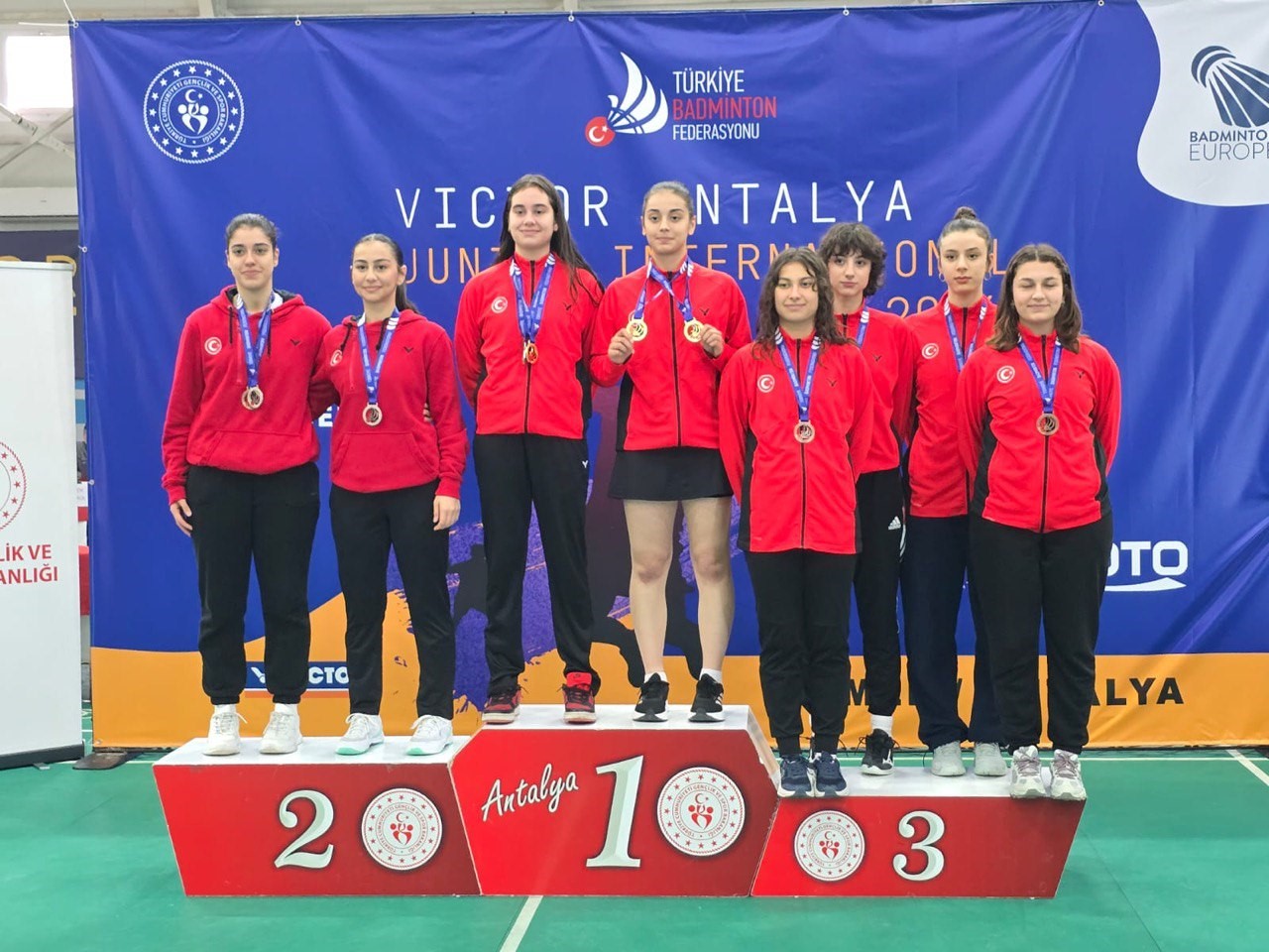 Erzincanlı gen&ccedil; badmintonculardan madalya yağmuru
