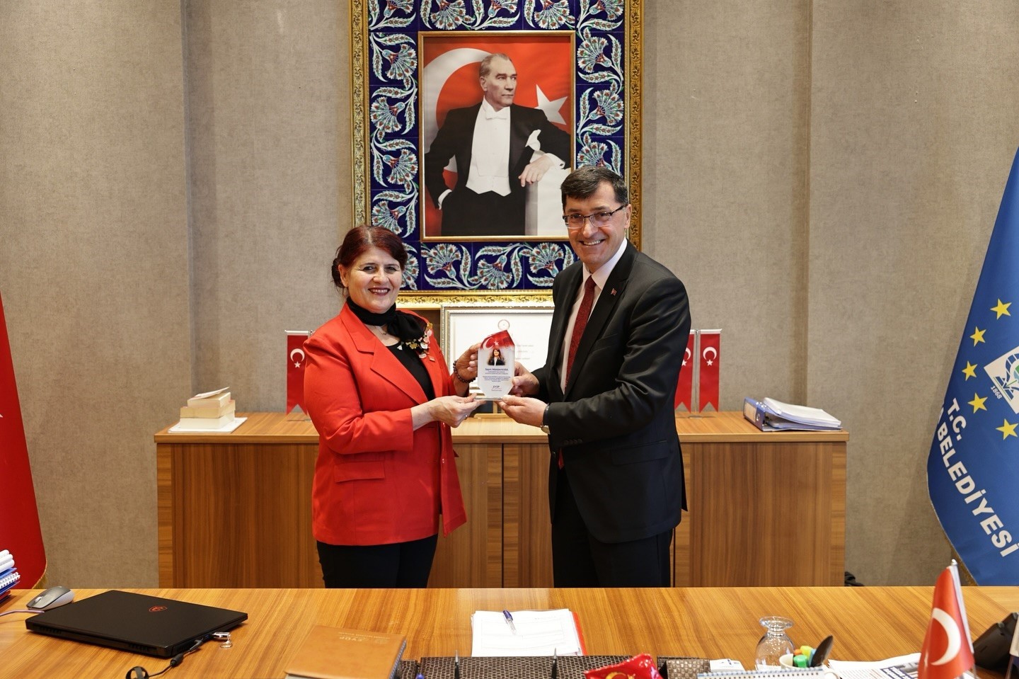 Başkan Kahveci&rsquo;den M&uuml;n&uuml;re Kara&rsquo;ya plaket
