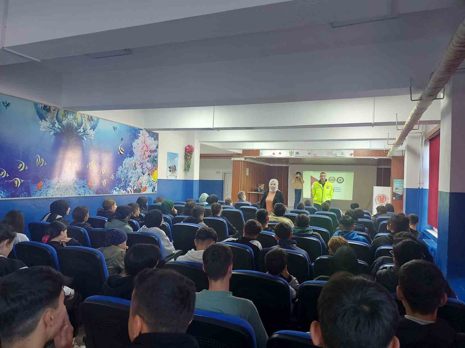 Selendili &ouml;ğrencilere trafik eğitimi verildi
