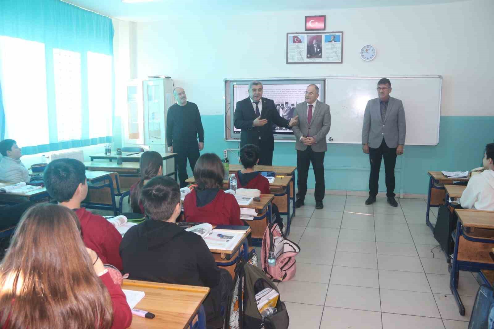 M&uuml;d&uuml;r S&uuml;nnetci, Şemsettin Karahisari Ortaokulu&rsquo;nu ziyaret etti
