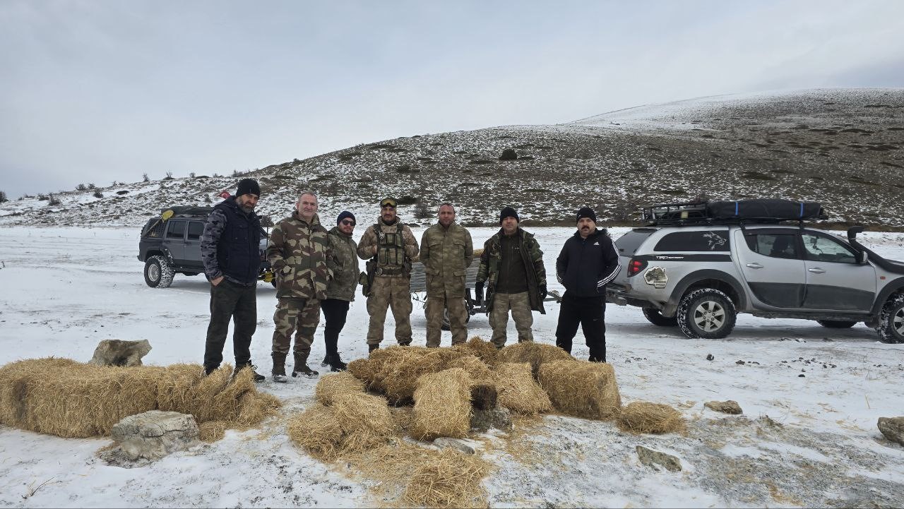 Yılkı atları i&ccedil;in karla kaplı Akdağ&rsquo;a saman taşıdılar
