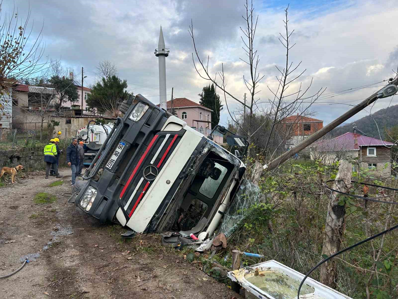 Beton mikseri devrildi, sürücü yara almadan kurtuldu
