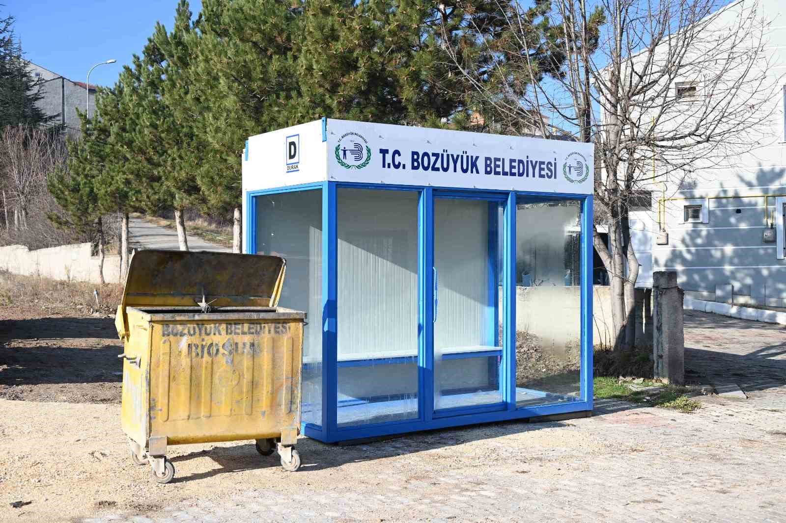 Boz&uuml;y&uuml;k&rsquo;te kapalı duraklar birer birer yerlerini alıyor

