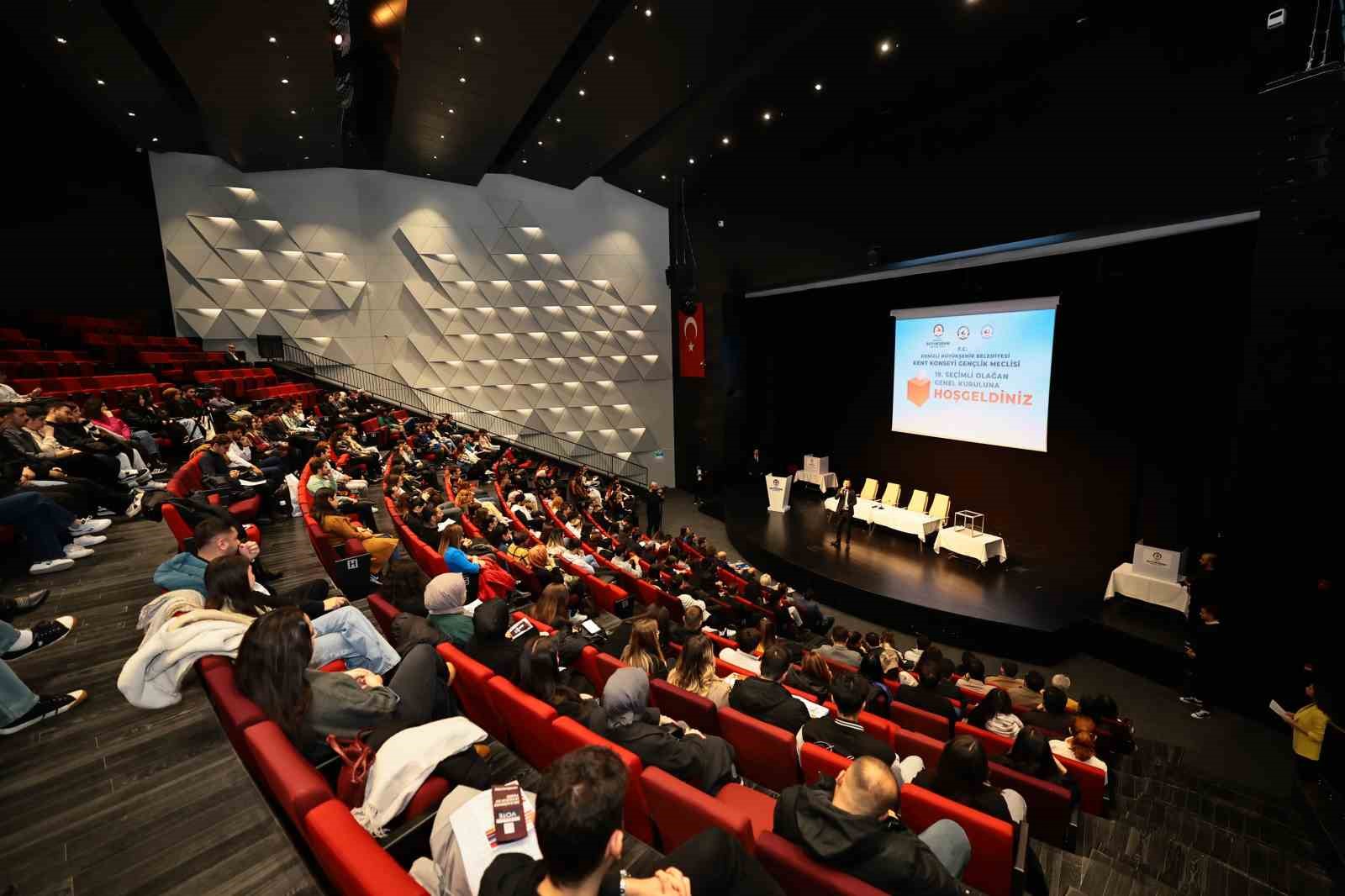 Denizli B&uuml;y&uuml;kşehir Gen&ccedil;lik Meclisinde se&ccedil;im heyecanı yaşandı
