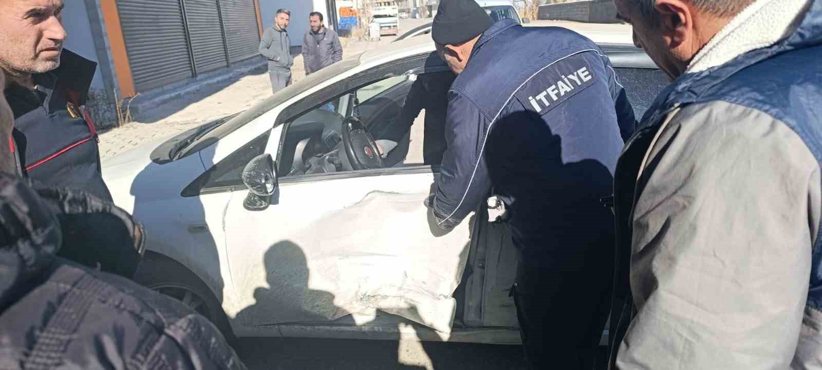 Y&uuml;ksekova&rsquo;da 2 ara&ccedil; &ccedil;arpıştı: 1 yaralı
