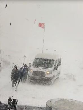 Öğrenci servisi karda mahsur kaldı, ekipler seferber oldu