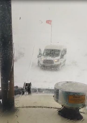 &Ouml;ğrenci servisi karda mahsur kaldı, ekipler seferber oldu
