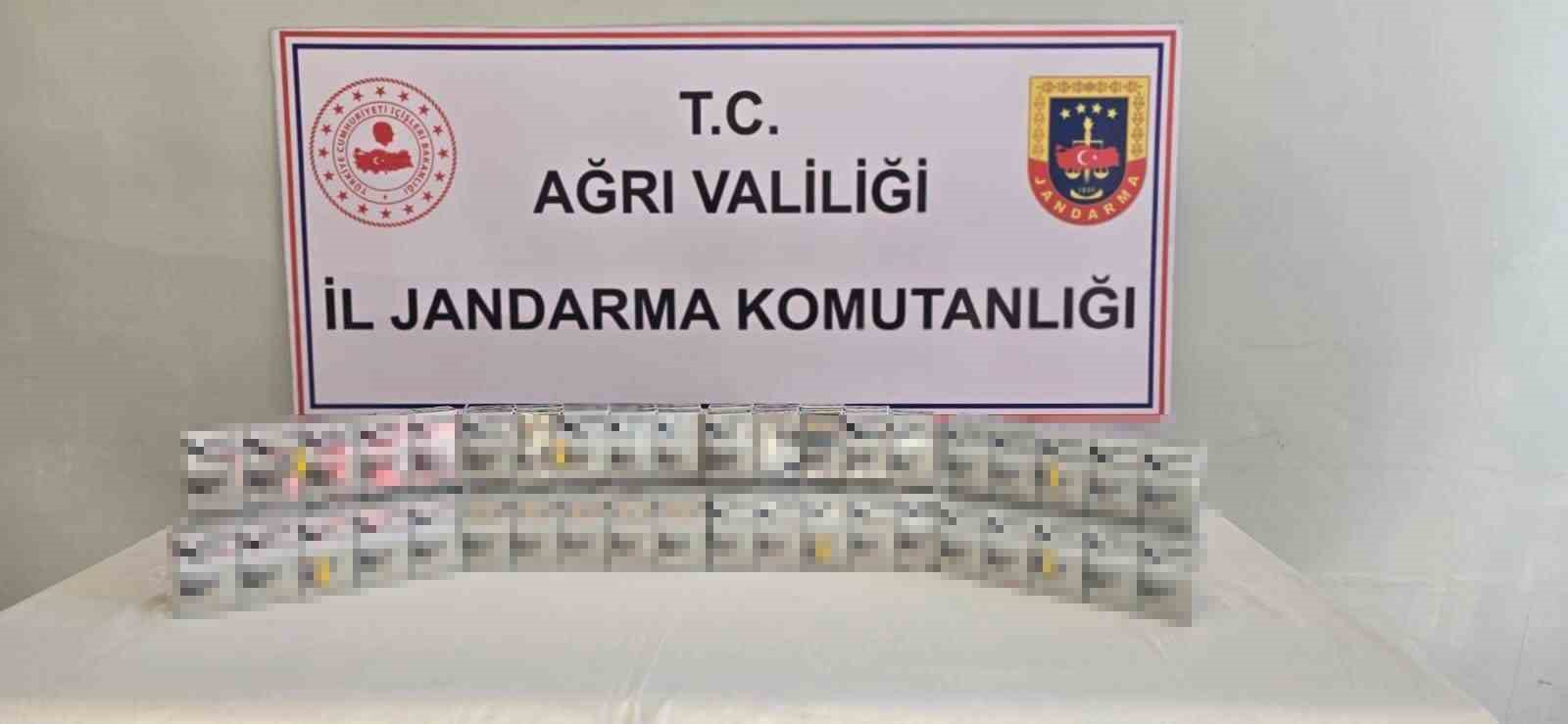 Ağrı&rsquo;da yol kontrol&uuml;nde bin 896 paket ka&ccedil;ak sigara ele ge&ccedil;irildi
