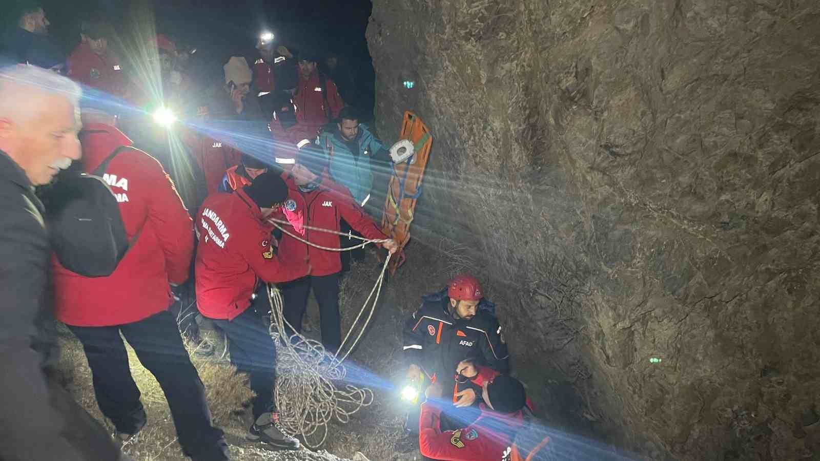 Hakkari’de arıcılık yapan adam dağdan düşerek hayatını kaybetti