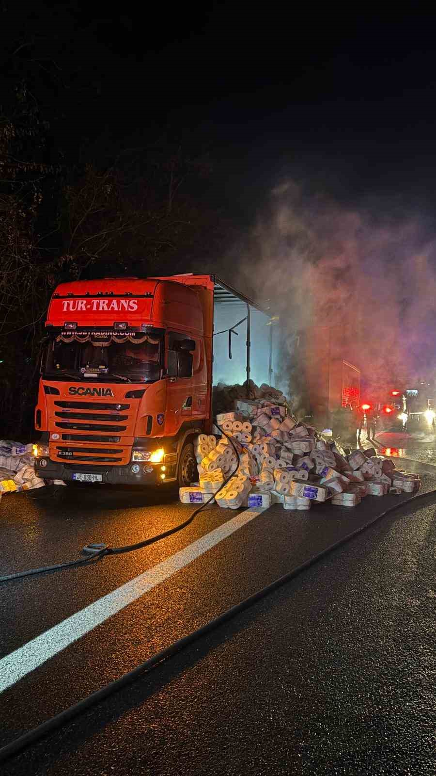 Otoyolda kağıt havlu yüklü tırın dorsesi alevlere teslim oldu
