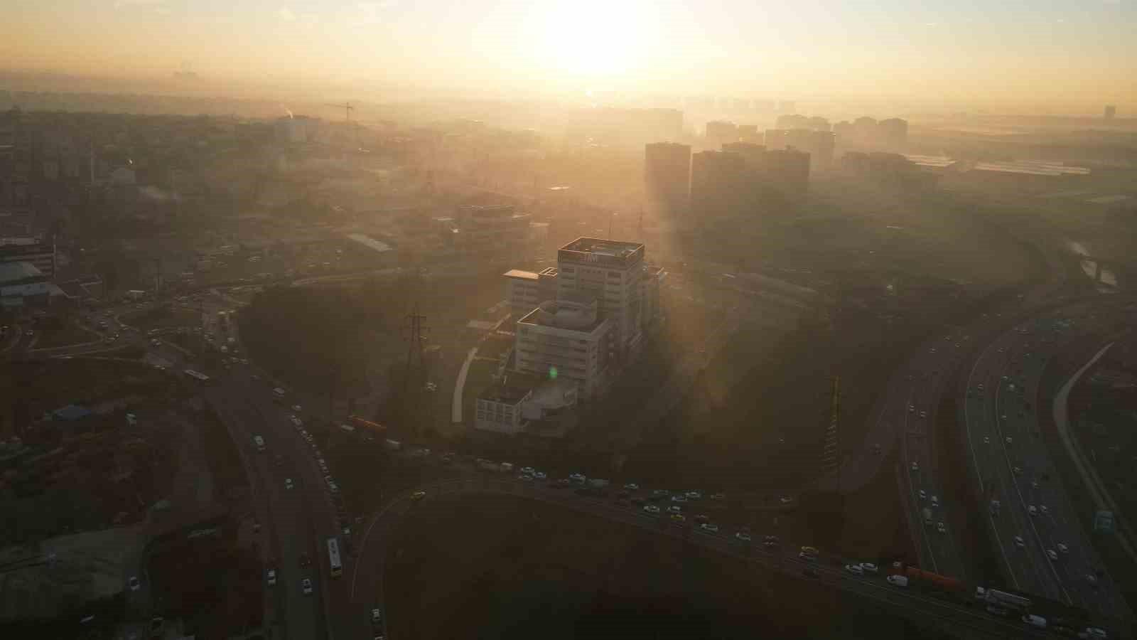 İstanbul’da gün doğumunda kartpostallık sis manzarası
