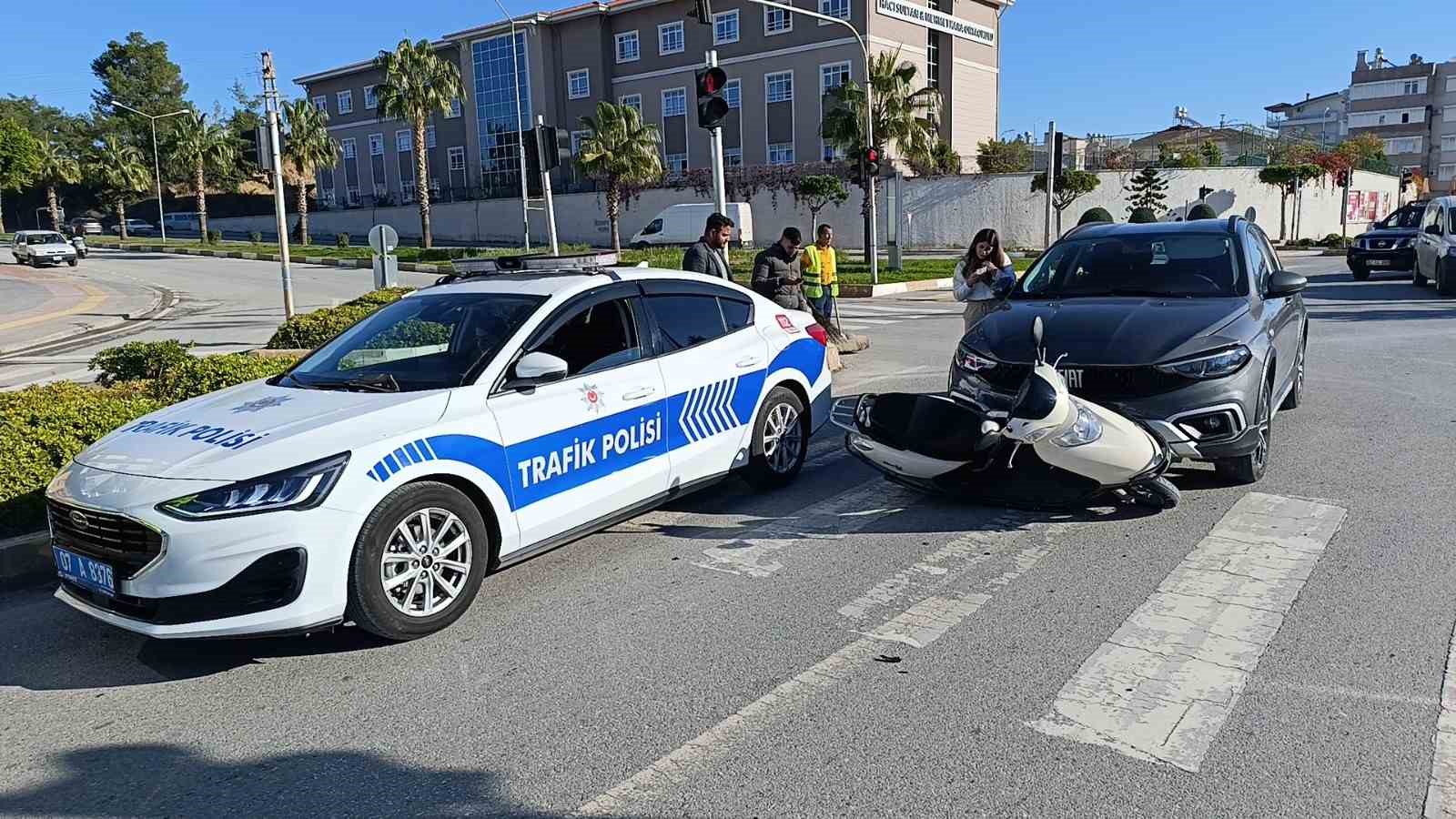 Manavgat’ta otomobil ile motosiklet çarpıştı: 1 yaralı
